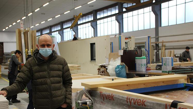 Michael Albert, Geschäftsführer von Albert Haus, in einer der Produktionshallen. Foto: Johannes Schlereth