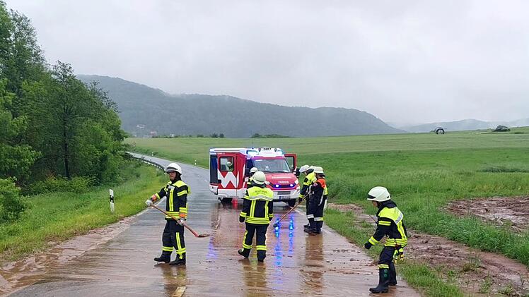 Starkregen in Hersbrucker Schweiz hält Feuerwehren auf Trab - Straßen überflutet