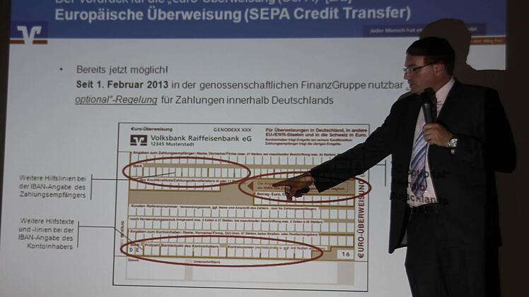 Jürgen Wagner zeigte den künftigen Überweisungsträger ...