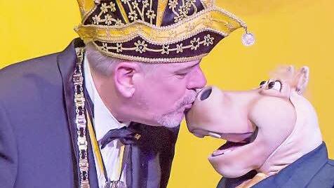 Amanda, die Handpuppe von Bauchredner Pierre Ruby, flirtet auf offener Bühne mit Elferrat und Bürgermeister Norbert Tessmer