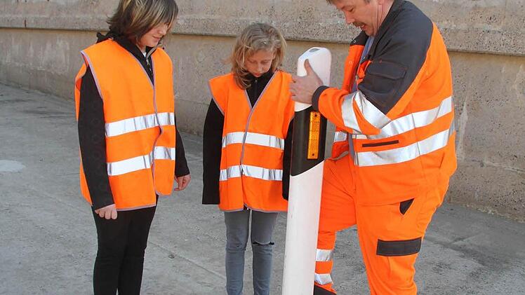 Einen solchen Pfosten, wie er bei Baustellen aufgestellt wird, können Johanna Goller (12) und Leonie Plaster (11) in die Halterung montieren. Allein die kleine Halterung wiegt mehr als 15 Kilo
