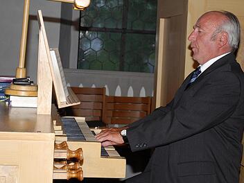 Eugen Zanggl in seinem Element. Voller Hingabe intoniert er das wunderschöne Kirchenlied "Großer Gott wir loben dich". Fotos: Karl Klippel
