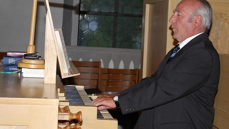 Eugen Zanggl in seinem Element. Voller Hingabe intoniert er das wunderschöne Kirchenlied "Großer Gott wir loben dich". Fotos: Karl Klippel