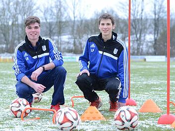 In der Ausbildung zum Fußball-Trainer: Ludwig Rappelt (links) und Lorenz Pfeuffer vom TSV Münnerstadt. Foto: Jürgen Schmitt