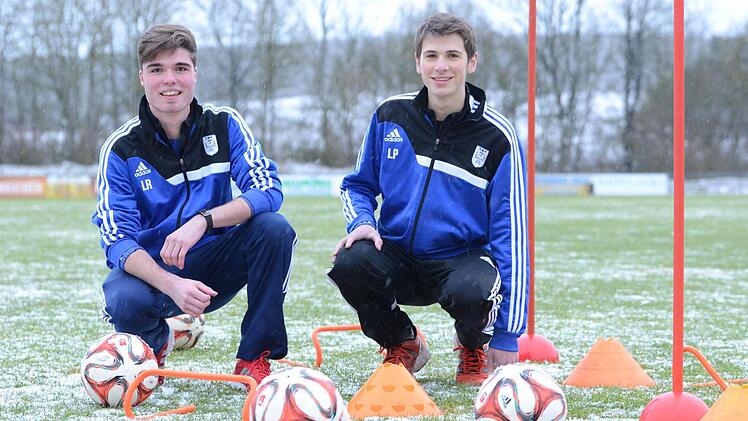 In der Ausbildung zum Fußball-Trainer: Ludwig Rappelt (links) und Lorenz Pfeuffer vom TSV Münnerstadt. Foto: Jürgen Schmitt
