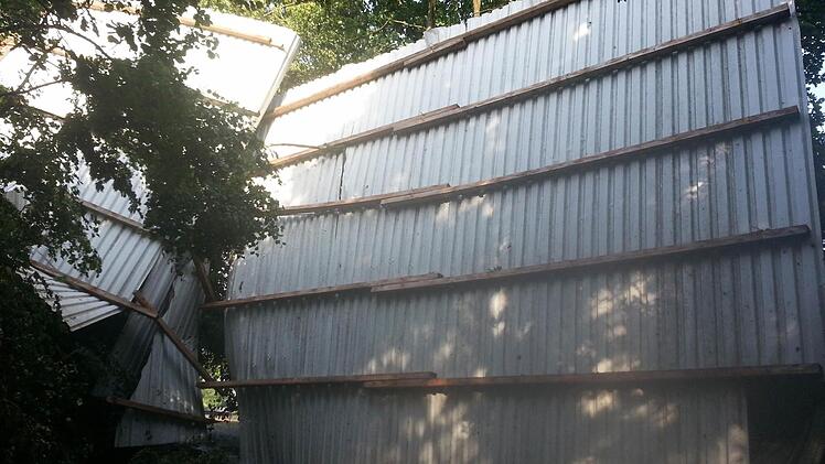 Da soll's nicht hin, das Dach. Der Sturm hatte es aufrecht in einem Weg nahe der Maschinenhalle in Schönbrunn "abgestellt". Foto: Martin Horn