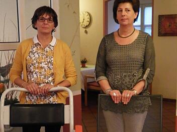 Wieder konnte der "Helferverein Juliusspital e.V." zum Wohle der Heimbewohner und zur Erleichterung der Arbeit der Pflegekräfte beitragen. Vorsitzende Andrea Ziska und Heimleiterin Dagmar Schierling (von links) stellten die Neuanschaffungen vor. Foto: Arnold Nöth