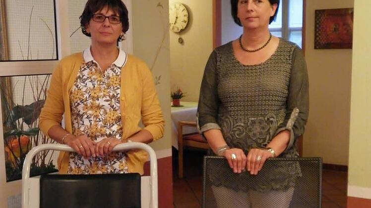 Wieder konnte der "Helferverein Juliusspital e.V." zum Wohle der Heimbewohner und zur Erleichterung der Arbeit der Pflegekräfte beitragen. Vorsitzende Andrea Ziska und Heimleiterin Dagmar Schierling (von links) stellten die Neuanschaffungen vor. Foto: Arnold Nöth