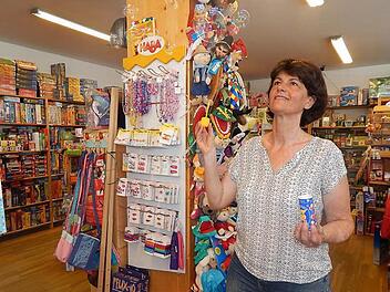 Seifenblasen gehen bei Kindern immer - und auch Birgit Brehm hat Spaß daran. Foto: Mona Lisa Eigenfeld