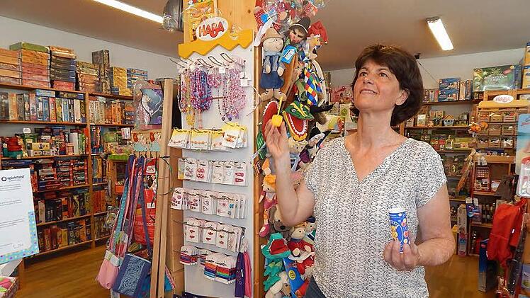 Seifenblasen gehen bei Kindern immer - und auch Birgit Brehm hat Spaß daran. Foto: Mona Lisa Eigenfeld