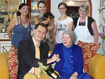 Mit einer Flasche Sekt gratulierte Bürgermeister Roland Wolfrum Anita Schmidt zum 85. Geburtstag. Mit im Bild (stehend, von links) Tochter Helga Hofmann, Enkelin Verena, Eva-Maria Steltenkamp und Elisabeth Schwarz. Foto: Klaus-Peter Wulf
