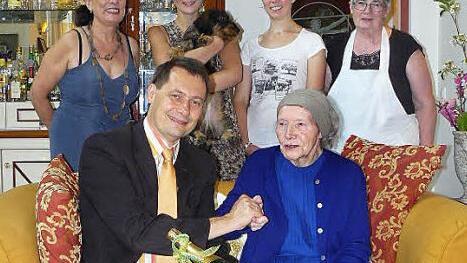Mit einer Flasche Sekt gratulierte Bürgermeister Roland Wolfrum Anita Schmidt zum 85. Geburtstag. Mit im Bild (stehend, von links) Tochter Helga Hofmann, Enkelin Verena, Eva-Maria Steltenkamp und Elisabeth Schwarz. Foto: Klaus-Peter Wulf
