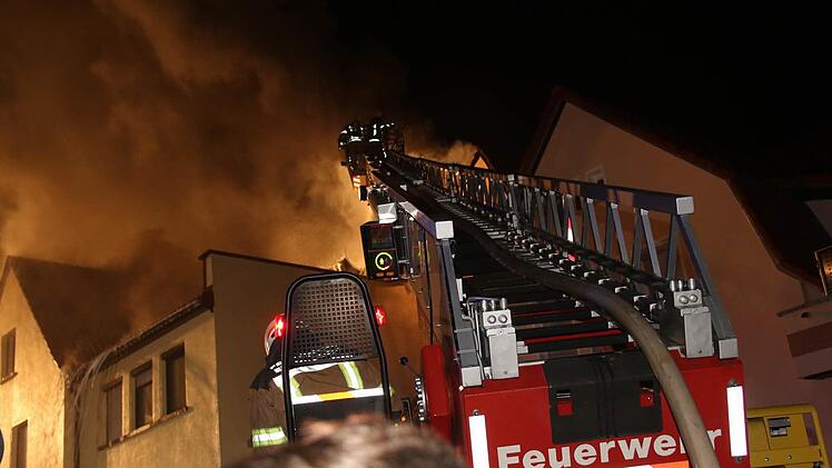 In Grub am Forst (Landkreis Coburg) brannte in der Nacht auf Montag ein Mehrfamilienhaus. Foto: Michael Stelzner