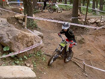 Seit zwei Jahren fährt der siebenjährige Felix Maiwald auf einem Elektro-Trialmotorrad. Er wünscht sich, dass sein Verein, der Trial-Sport-Club Kulmbacher Land (früher MSC Untersteinach), bei der Suche nach einem dauerhaften Trainingsgelände endlich Erfolg hat. Fotos: Sonja Adam
