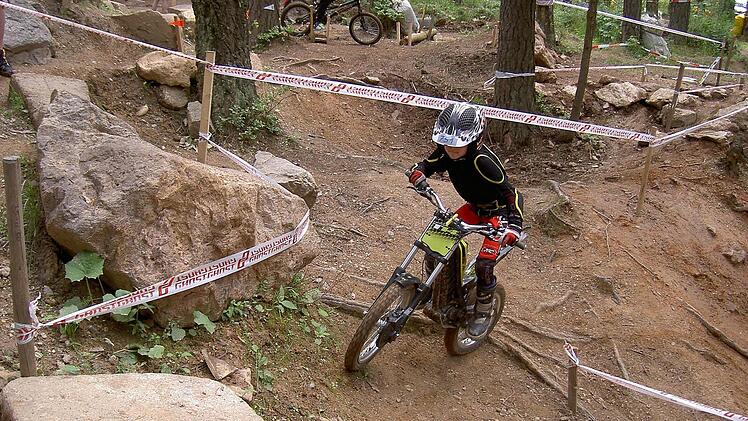 Seit zwei Jahren fährt der siebenjährige Felix Maiwald auf einem Elektro-Trialmotorrad. Er wünscht sich, dass sein Verein, der Trial-Sport-Club Kulmbacher Land (früher MSC Untersteinach), bei der Suche nach einem dauerhaften Trainingsgelände endlich Erfolg hat. Fotos: Sonja Adam