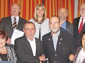 Ehrungen bei der CSU Coburg Mitte (von links): Ursula Kammerscheid, Walter Hemmerich, Irmgard Titz, Achim Pfadenhauer, Ulrich Luther, Bürgermeisterin Birgit Weber, Max-Peter Carl, Hermann Tobisch-Haupt, MdB Hans Michelbach, Renate Sauerbrey und Ortsvorsitzender Thomas Bittorf  Foto: Martin Koch