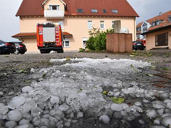 Solche Hagelkörner waren beim Unwetter auf Hirschaid herabgeschossen. Foto: Ronald Rinklef