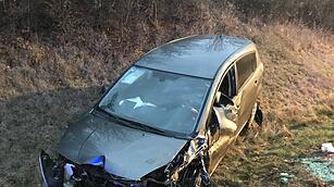 Zwei Personen nach Unfall im Begegnungsverkehr mittelschwer verletzt