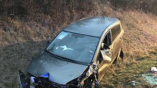 Zwei Personen nach Unfall im Begegnungsverkehr mittelschwer verletzt