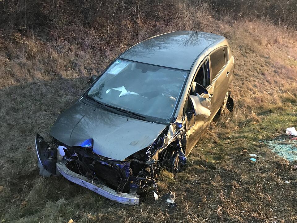 Zwei Personen nach Unfall im Begegnungsverkehr mittelschwer verletzt