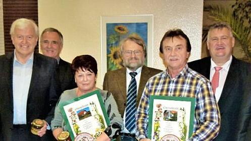 Die Auszeichnung der schönsten Einzelanwesen, von links: der langjährige stellvertretende Vorsitzende Hans Matussek, Helmut Fischer, Kreisvorsitzender Günter Reif, Christine Beier, Kreisfachberater Friedhelm Haun, Friedemann Schinköthe, Bürgermeister Gerhard Schneider und Vorsitzender Wolfgang Sack