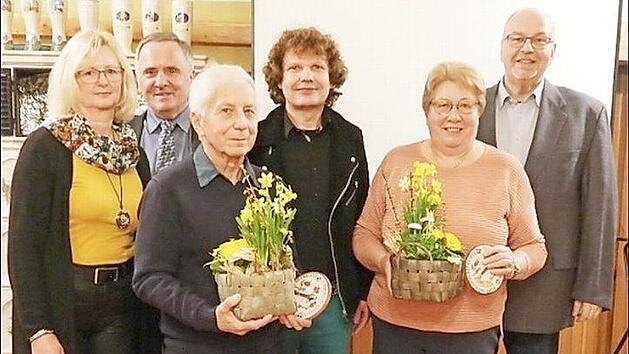 Die Besitzer der ausgezeichneten Anwesen, Herbert Unger aus Buchau und Roswitha Kolb aus Wüstendorf (mit Blumen), mit (von links) Schatzmeisterin Edeltraud Bienlein, Kreisvorsitzendem Günter Reif, Gemeinderat Markus Oppelt und Zweitem Vorsitzenden Mathias Schneider  Foto: privat