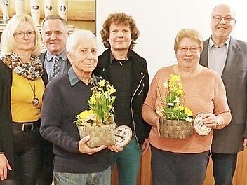 Die Besitzer der ausgezeichneten Anwesen, Herbert Unger aus Buchau und Roswitha Kolb aus Wüstendorf (mit Blumen), mit (von links) Schatzmeisterin Edeltraud Bienlein, Kreisvorsitzendem Günter Reif, Gemeinderat Markus Oppelt und Zweitem Vorsitzenden Mathias Schneider  Foto: privat