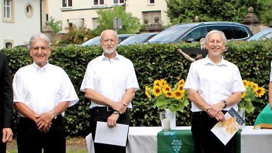 Bezirkschorleiter Jürgen Koch zeichnete Dirigent Herbert Hofmann sowie die aktiven Bläser Dieter Eisenacher, Klaus Eisenacher und Werner Lehrieder (von links) beim Festgottesdienst zum 95. Jubiläum aus.