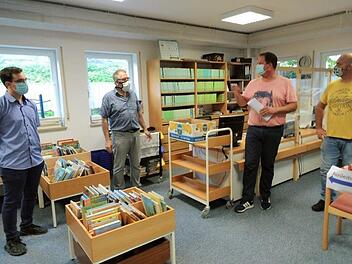 Nico Kauper, Günter Münch und Tim Scheppe (von links) lauschen Johannes Weiß (Zweiter von links) beim Besuch des Sozialausschusses in der Bücherei. Foto: Britta Schnake