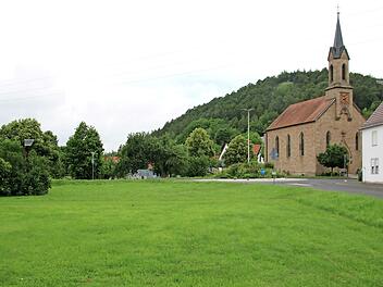 Aus dieser Wiese am Kreisel in Burghausen werden zwei Bauplätze, ein privater und ein städtischer.