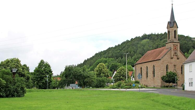 Aus dieser Wiese am Kreisel in Burghausen werden zwei Bauplätze, ein privater und ein städtischer.