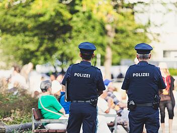 Polizeieinsatz in Hof: 17-Jähriger attackiert mehrere Personen und landet in Gewahrsam
