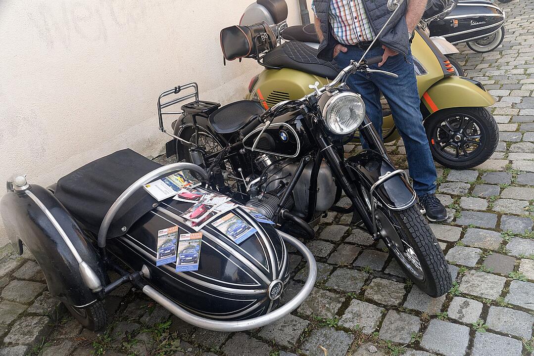 Historische Automobile und Motorräder