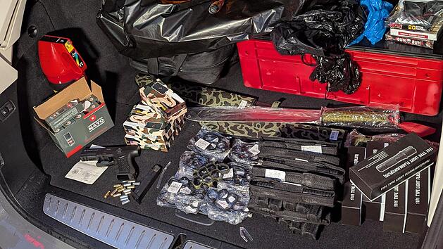 Waffen im Kofferraum als Weihnachtsgeschenk