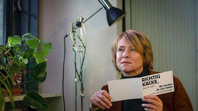 Susanne Bonard (Corinna Harfouch) muss sich mit ihrer letzten Arbeitswoche vor der Rente konfrontieren. Die Kollegen haben schon erste Abschiedskarten geschrieben.