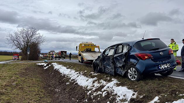 Mutter und drei Kinder verletzt: Unfall zwischen Lastwagen und Auto
