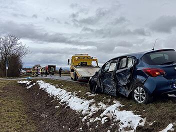 Mutter und drei Kinder verletzt: Unfall zwischen Lastwagen und Auto