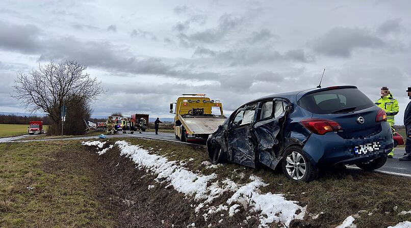 Mutter und drei Kinder verletzt: Unfall zwischen Lastwagen und Auto