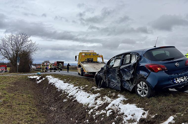Dettelbach: Mutter und drei Kinder bei Kollision mit Lkw verletzt