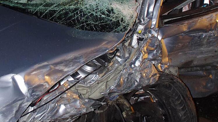 Schwere Schäden sind am Seat vor allem vorne links zu erkennen.