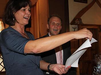 Ilse Aigner machte sich in Schneckenlohe daran, die Herzen der Franken zu gewinnen; sie stimmte mit dem CSU-Bezirkstagskandidaten Oliver Schwämmlein ins Frankenlied ein. Fotos: Veronika Schadeck