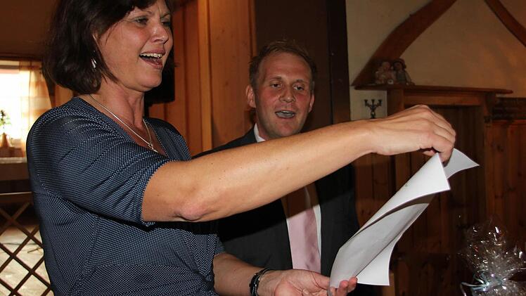 Ilse Aigner machte sich in Schneckenlohe daran, die Herzen der Franken zu gewinnen; sie stimmte mit dem CSU-Bezirkstagskandidaten Oliver Schwämmlein ins Frankenlied ein. Fotos: Veronika Schadeck