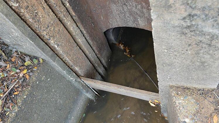 Nur 37 Zentimeter hoch darf das Wasser abfließen. Dafür ist am "Mönch" eine Sperre eingebaut.