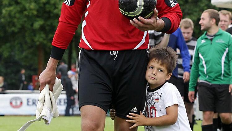 So soll es sein: Der kleine Tütschengereuther Elias Saloman hat ein Vorbild, seinen Vater Johannes