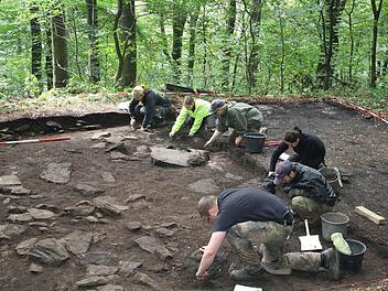 Akribisch: Studenten des Vorgeschichtlichen Seminars der Universität Marburg bei der Erkundungsgrabung an der Flanke der Milseburg.  Foto: Biospährenreservat Rhön