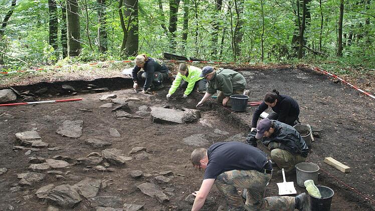 Akribisch: Studenten des Vorgeschichtlichen Seminars der Universität Marburg bei der Erkundungsgrabung an der Flanke der Milseburg.  Foto: Biospährenreservat Rhön
