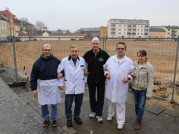 Norbert Stuber, Gerhard Grimmer, Thomas Loskarn, Matthias Alt und Katharina Konradi (von links) vertreten zwei Bäckereien und drei Metzgereien in der Wunderburg. Hier stehen sie am Rand des Glaskontor-Geländes, auf dem ein Einkaufsmarkt entstehen wird. Foto: Barbara Herbst