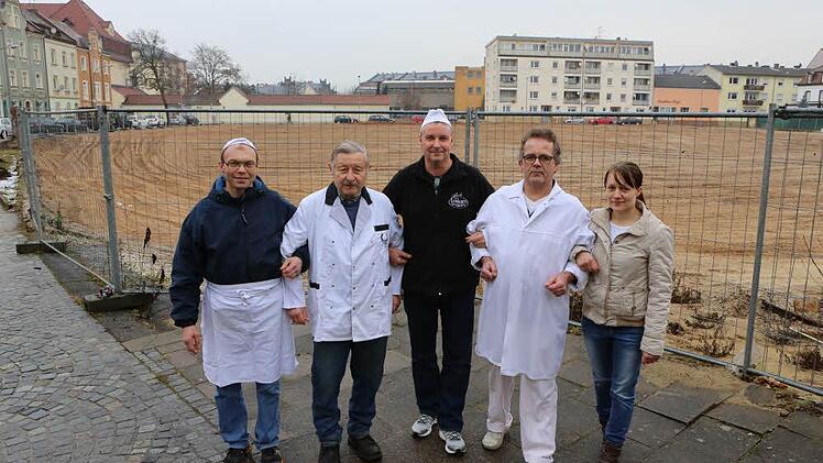 Norbert Stuber, Gerhard Grimmer, Thomas Loskarn, Matthias Alt und Katharina Konradi (von links) vertreten zwei Bäckereien und drei Metzgereien in der Wunderburg. Hier stehen sie am Rand des Glaskontor-Geländes, auf dem ein Einkaufsmarkt entstehen wird. Foto: Barbara Herbst