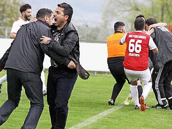 Die Freude beim TKV Forchheim (2.v.li. ist der zur Zeit rotgesperrte Spielertrainer Serdar Kuygun) nach dem späten Siegtreffer von Cem Camuz war unübersehbar. Der Vorsprung auf Effeltrich, das ein Spiel mehr ausgetragen hat, beträgt weiter einen Zähler.  Fotos: Uwe Kellner