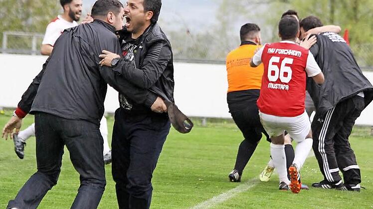 Die Freude beim TKV Forchheim (2.v.li. ist der zur Zeit rotgesperrte Spielertrainer Serdar Kuygun) nach dem späten Siegtreffer von Cem Camuz war unübersehbar. Der Vorsprung auf Effeltrich, das ein Spiel mehr ausgetragen hat, beträgt weiter einen Zähler.  Fotos: Uwe Kellner